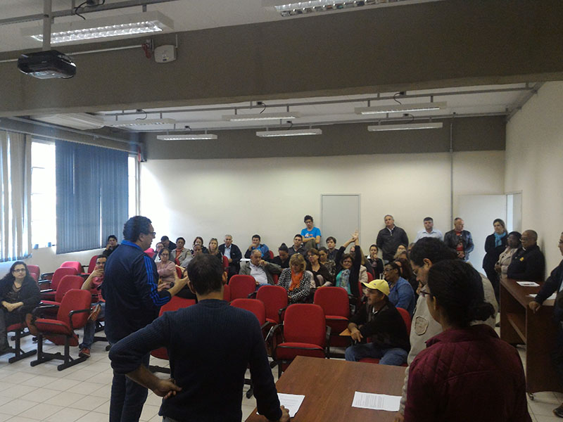 Servidores da Unesp durante assembleia na tarde de hoje em Franca (foto: divulgação)